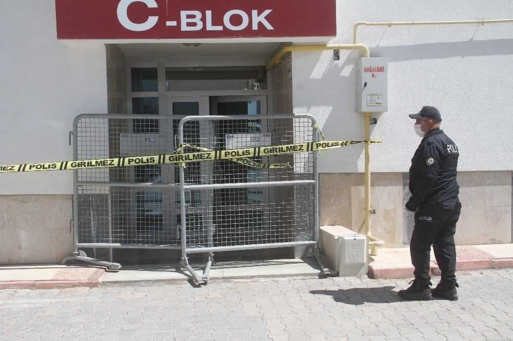 Elazığ’da 7 katlı apartman karantinaya alındı 