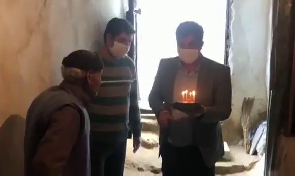 Elazığ’da 76 yaşına giren Saim amcaya, sürpriz doğum günü 