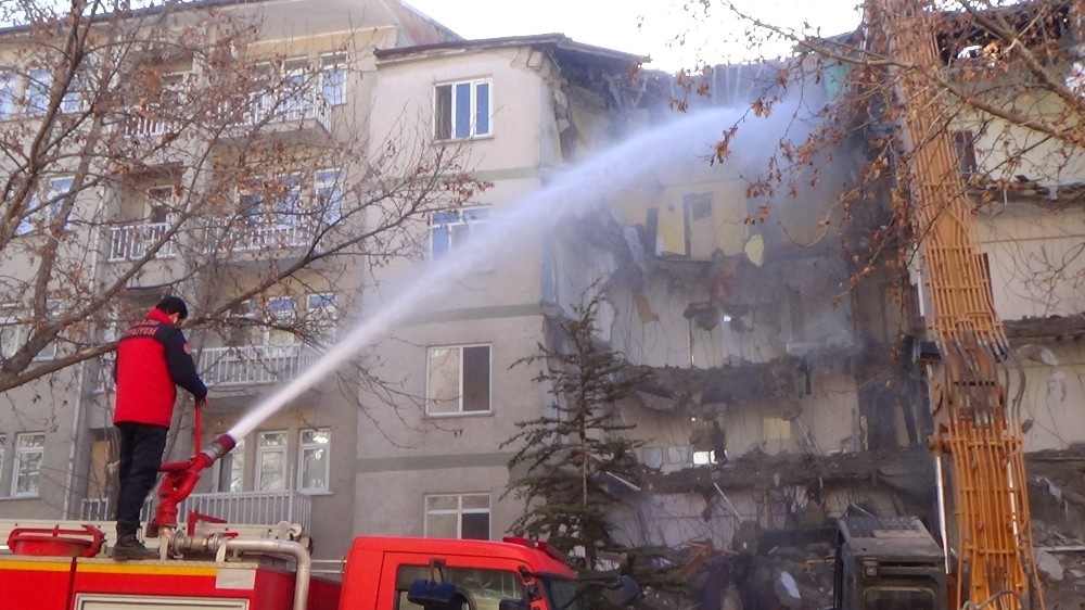 Elazığ’da acil yıkım kararı verilen binalar tek tek yıkılıyor 
