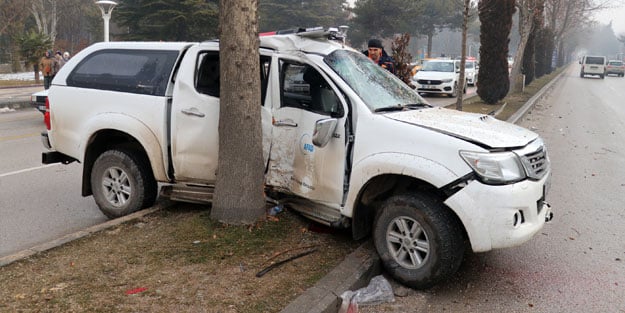 Elazığ'da AFAD aracı ağaca çarptı: Yaralılar var
