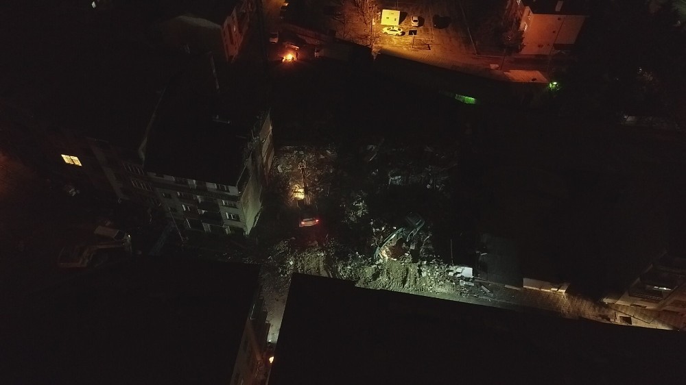 Elazığ’da ağır hasarlı binaların yıkımı geceleri de devam ediyor 