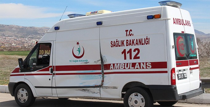 Elazığ'da ambulans ile kamyonet çarpıştı: 3 öğrenci yaralı