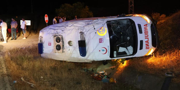 Elazığ’da ambulans şarampole devrildi: 3 yaralı