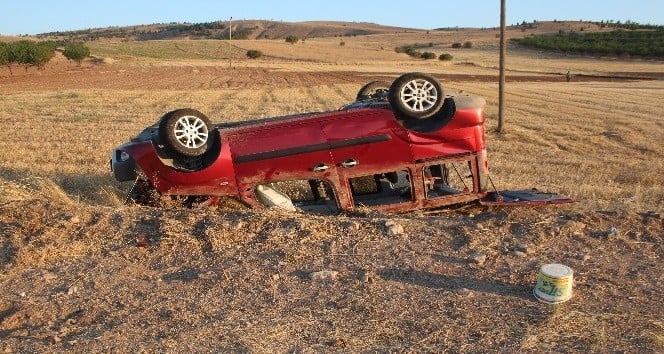 Elazığ’da araç tarlaya uçup ters döndü: 3 yaralı