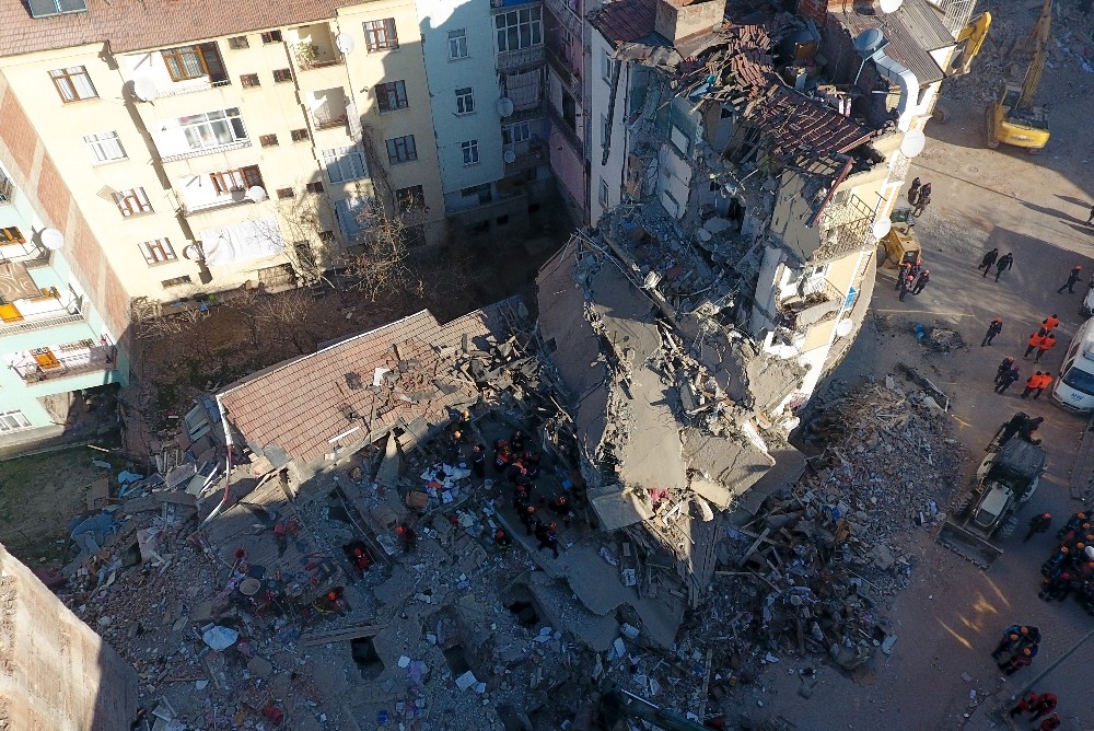 Elazığ’da arama kurtarma çalışmaları drone ile görüntülendi 