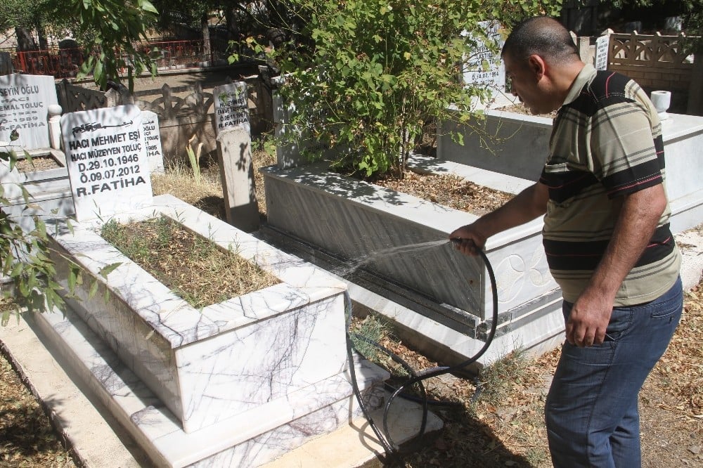 Elazığ’da Arife günü mezarlıklarda ziyaretçi yoğunluğu 