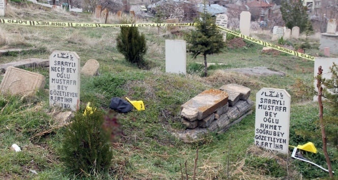 Elazığ’da babasının mezarında intihar etti