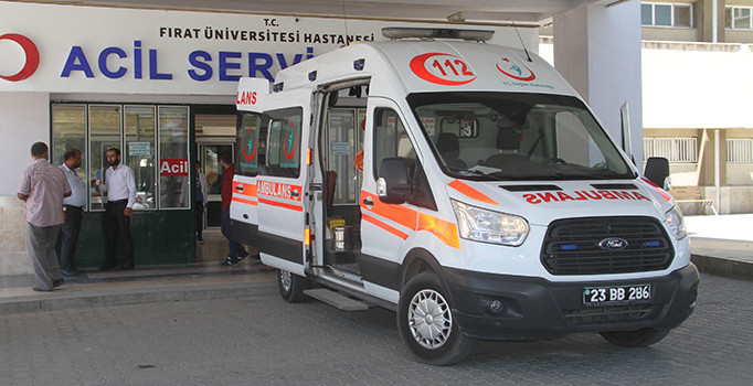 Elazığ’da bıçaklı kavga: 3 kişi yaralandı
