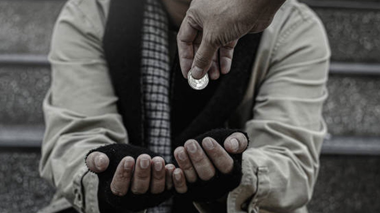 Elazığ’da bir dilencinin saatlik kazancı dudak uçuklattı