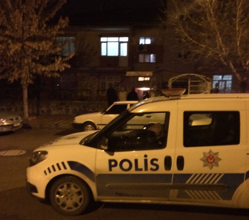 Elazığ’da bir kişi babasını ve komşularını bıçakladı 