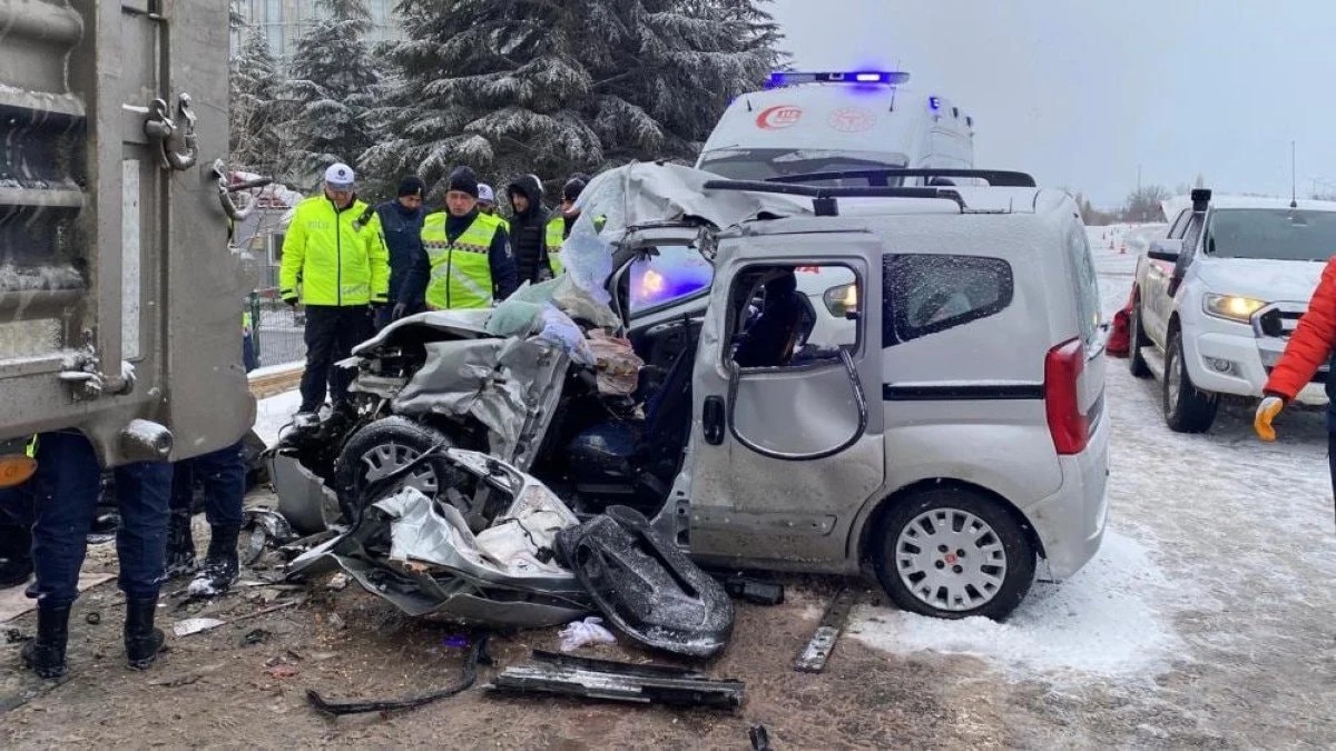 Elazığ’da buzlanma tuzağı: Karı-koca park halindeki tıra çarparak can verdi!