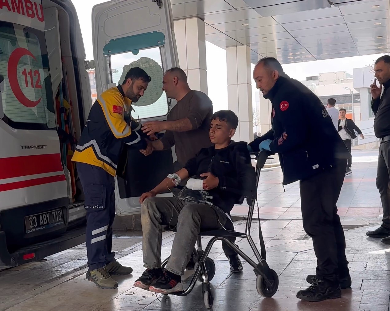 Elazığ'da çapa makinesine elini kaptıran 14 yaşındaki çocuk, yaralandı