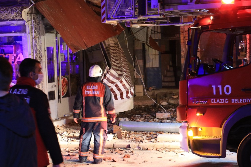 Elazığ’da çatısında çökme yaşanan bina tahliye edildi 