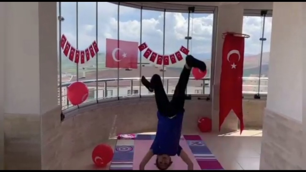 Elazığ’da çocuk ve gençler evde spor yapıyor 