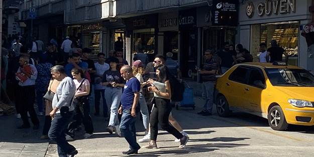 Elazığ'da deprem! Vatandaşlar kendisini tedirginlikle sokağa attı