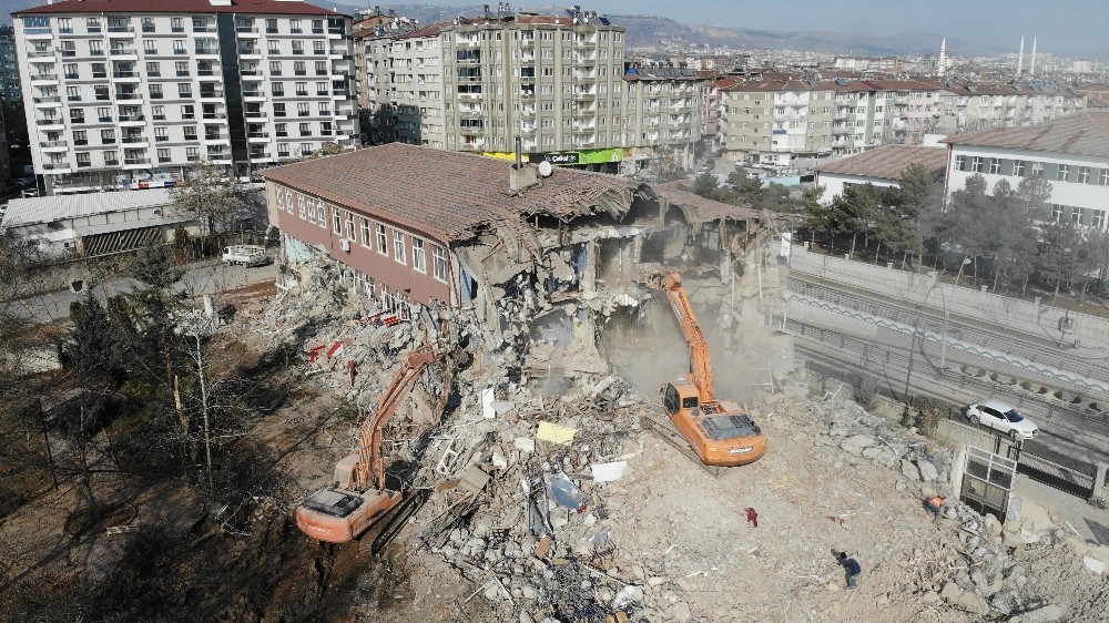 Elazığ’da depremde hasar gören 50 yıllık okullar yıkılıyor 
