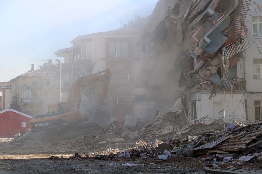 Elazığ’da depremde hasar gören bina çöktü 