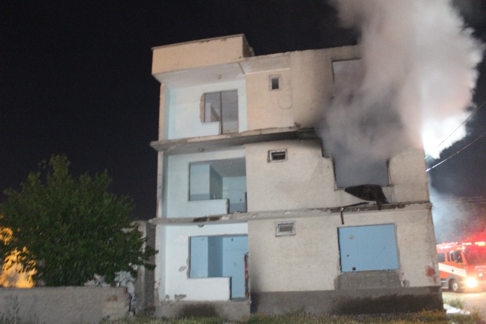 Elazığ’da depremde hasar gören binada yangın çıktı 