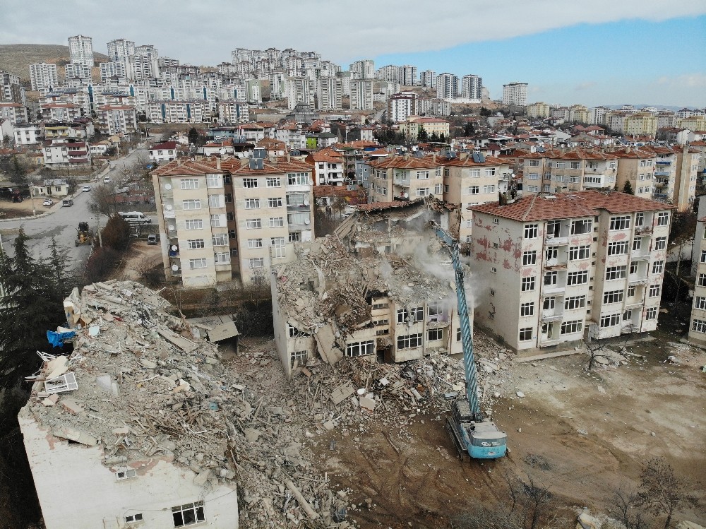 Elazığ’da depremde hasar gören binalar yıkılıyor 