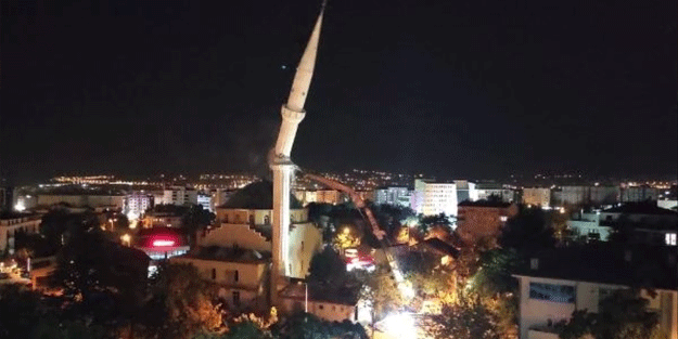 Elazığ'da depremde hasar gören cami minaresi kontrollü yıkıldı