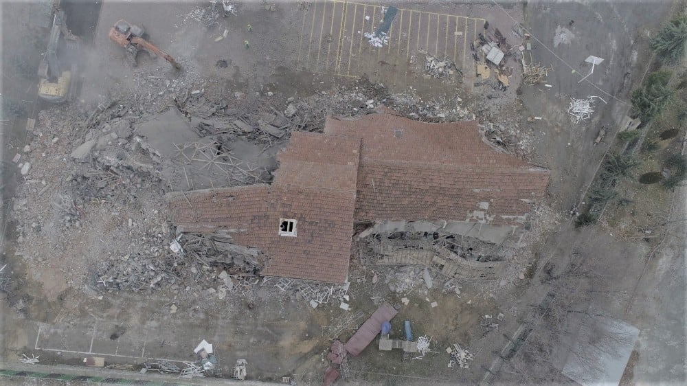 Elazığ’da depremde hasar gören okullar yıkılmaya başladı 