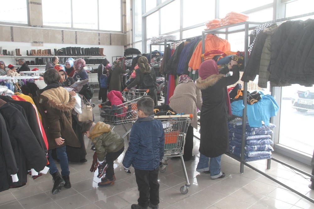 Elazığ’da depremzedeler için giyim mağazası 