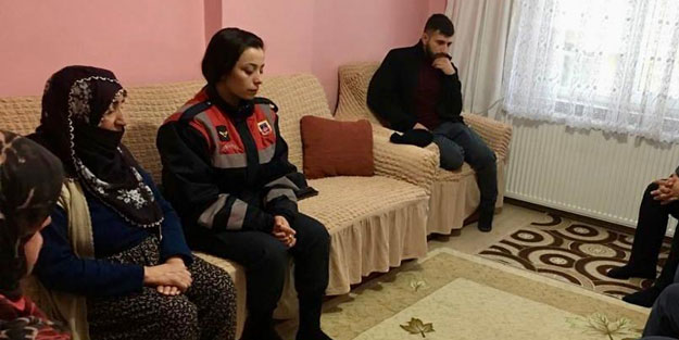 Elazığ'da enkazda bulunan tek hatıra babaya teslim edildi
