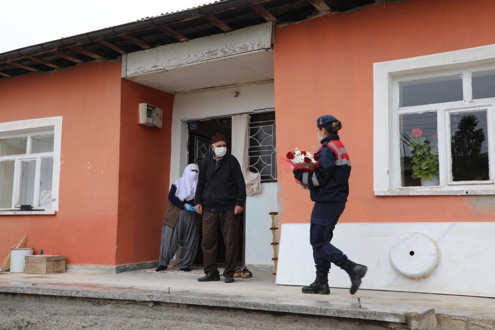 Elazığ’da evden çıkamayan emekli işçilere çiçekli Vefa 