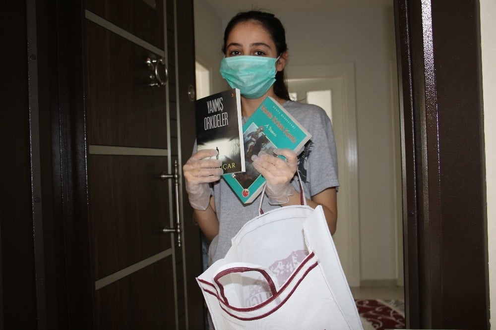 Elazığ’da evden çıkamayan gençler kitap okuyarak zaman geçiriyor 