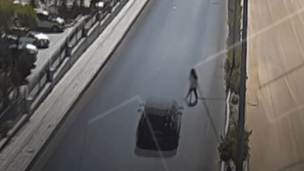 Elazığ'da feci kaza: Otomobil kadına böyle çarptı!