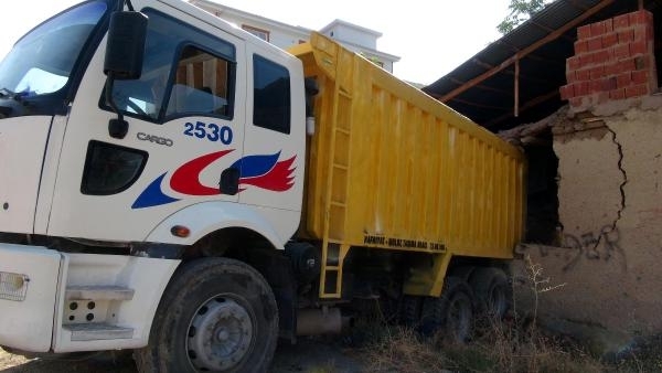 Elazığ'da freni boşalan kamyon eve girdi