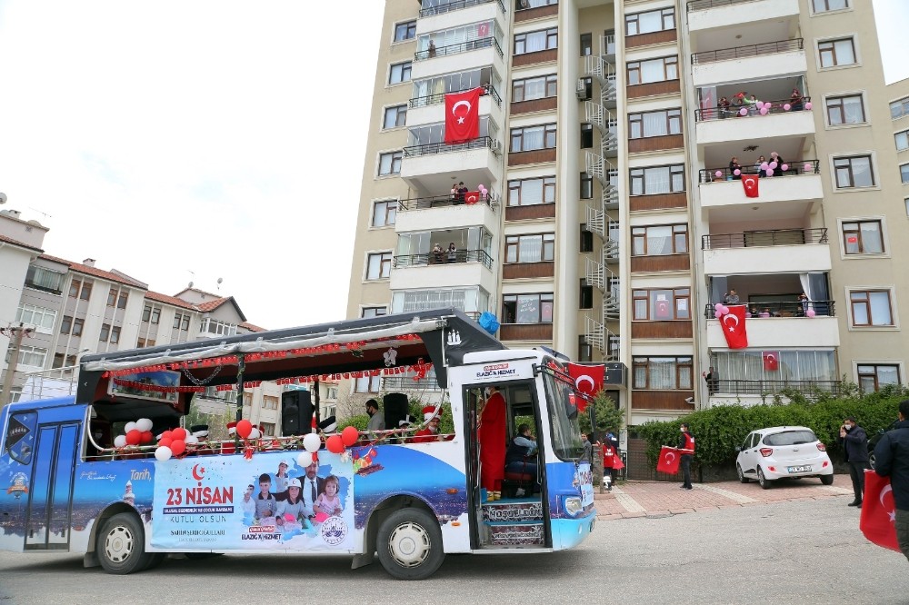 Elazığ’da Gakkobüslü, mehteranlı 23 Nisan coşkusu 