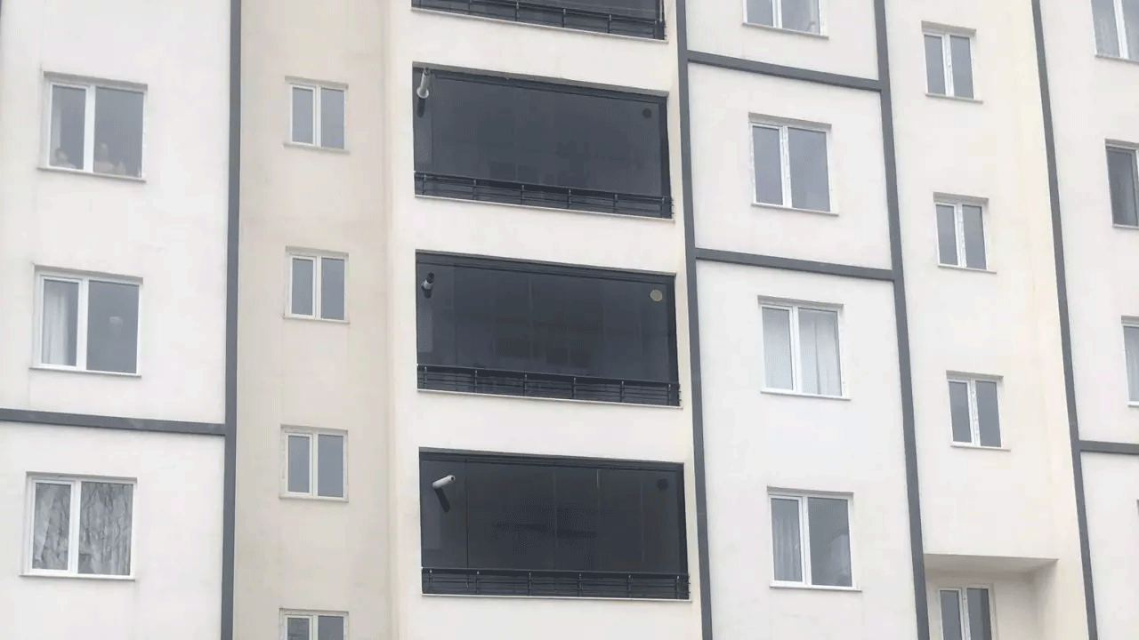 Elazığ'da garip olay! Evin tavanı çöktü, 1 kişi yaralandı!