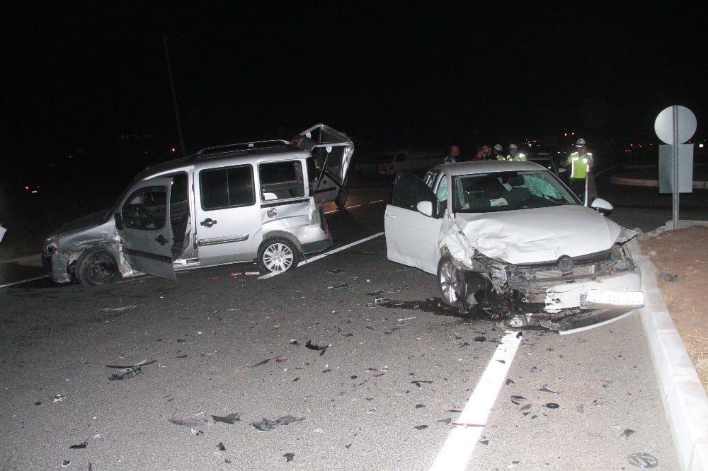 Elazığ’da hafif ticari araç ile otomobil çarpıştı: 5 yaralı 