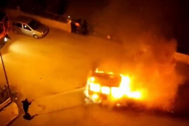 Elazığ'da hareket halindeyken alevlenen ticari araç kullanılamaz hale geldi