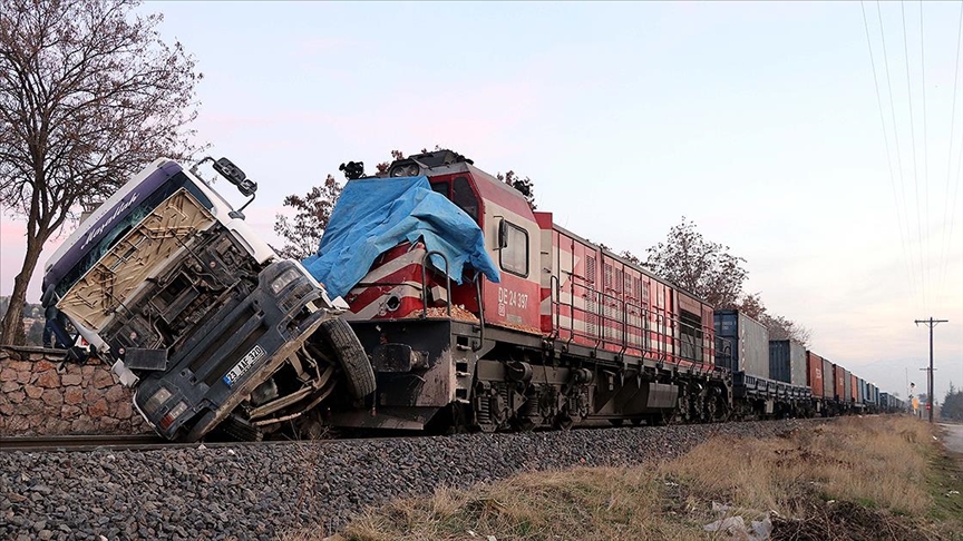 Elazığ'da hemzemin geçitte tıra yük treni çarptı