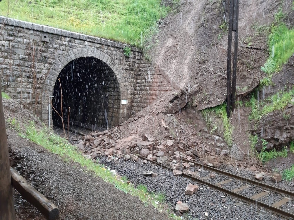 Elazığ’da heyelan, demir yolu ve bazı evleri etkiledi 