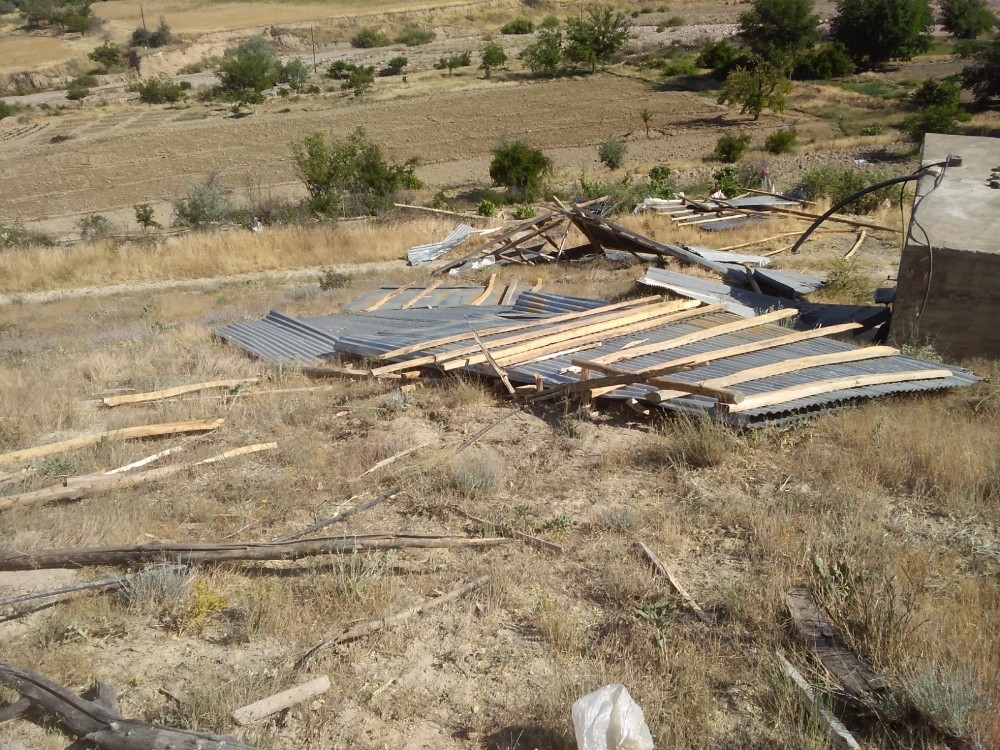 Elazığ’da hortum ahır ve samanlığın çatısını uçurdu 