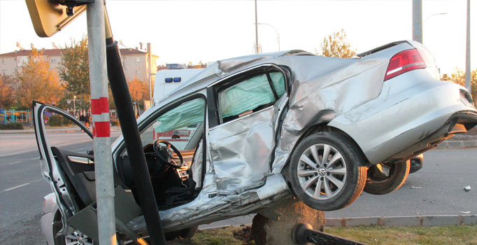 Elazığ’da işçileri taşıyan servis ile otomobil çarpıştı: 8 yaralı