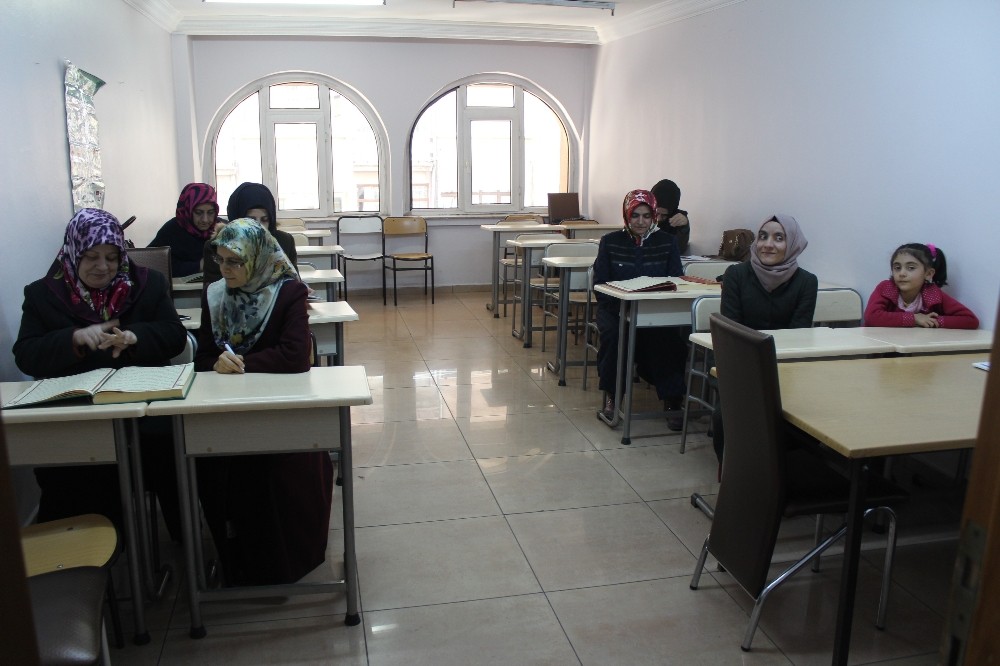 Elazığ’da işitme engelliler, İşaret diliyle Kur’an-ı Kerim öğreniyor 