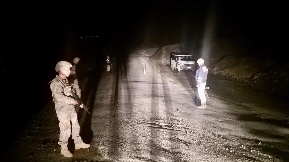 Elazığ’da jandarma,yıl başı uygulamasında toz esrar ele geçirdi 