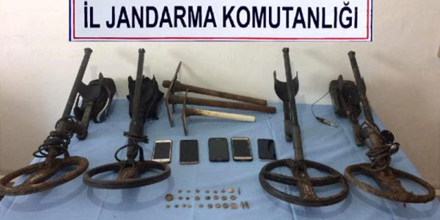 Elazığ'da kaçak kazı operasyonu: 5 kişi enselendi