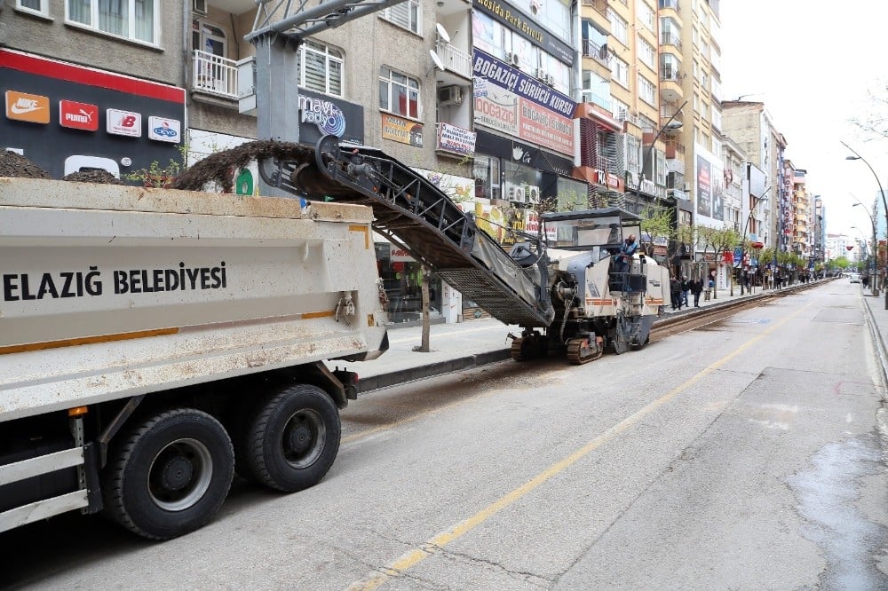Elazığ’da kapatılan cadde de yenileme çalışması başlatıldı 