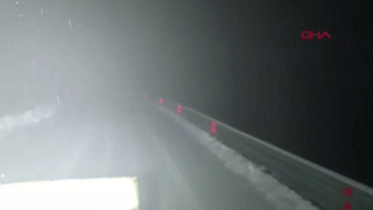 Elazığ’da kar esareti! Kayak merkezi yolunda araçlar mahsur kaldı