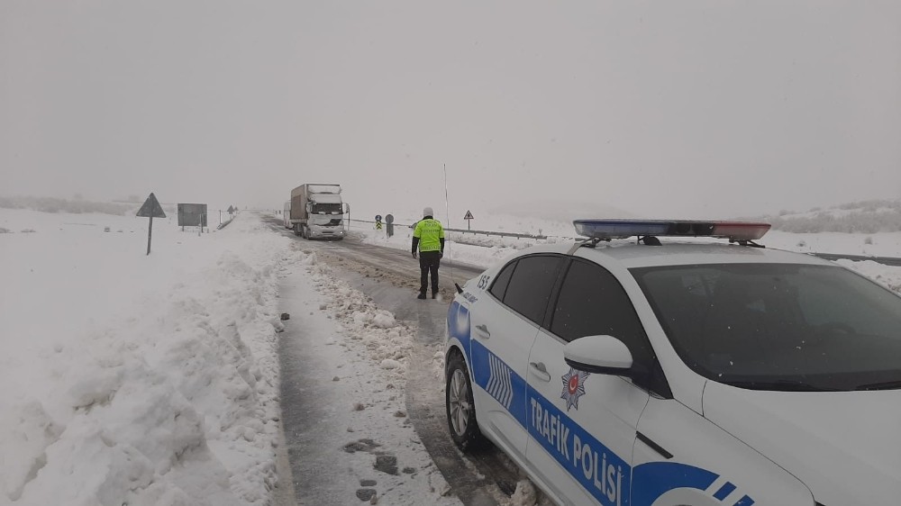 Elazığ’da kar etkili oldu, polis 