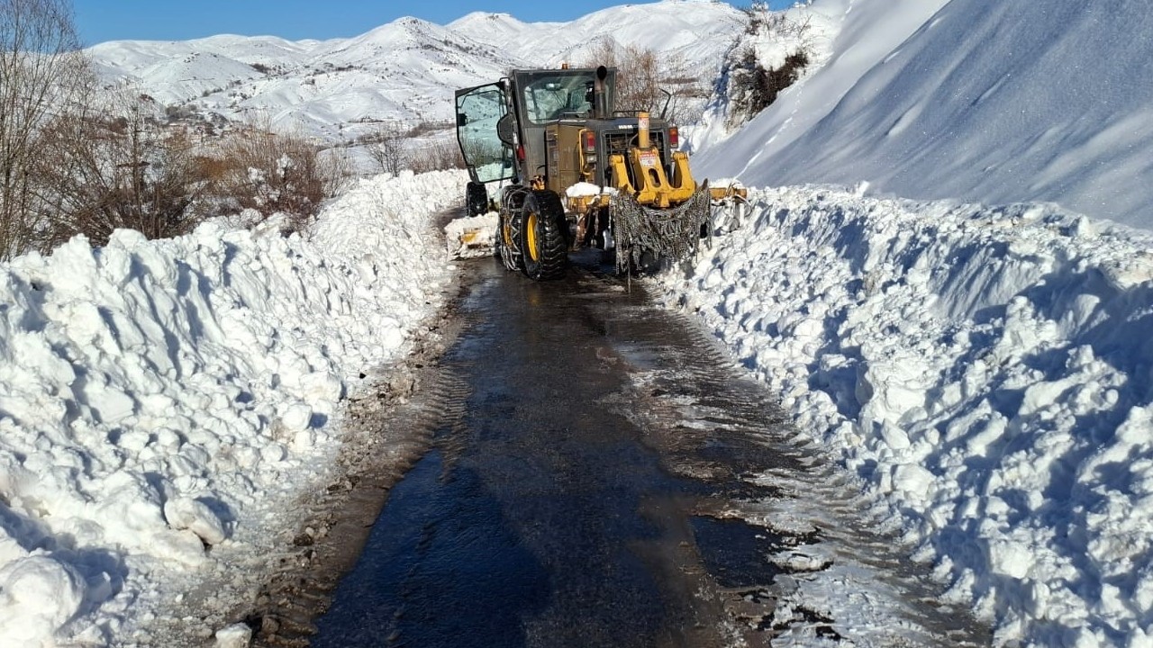 Elazığ’da kar yağışı sonrası kapanan köy yollarında yoğun çalışma