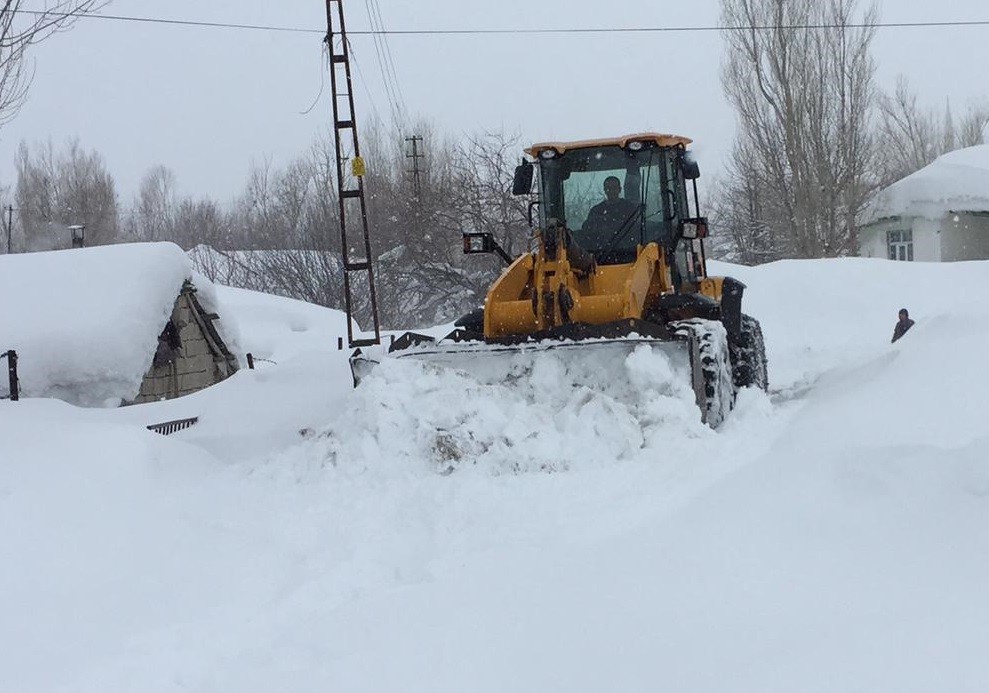 Elazığ’da karla kapanan 70 köy yolu açıldı, 68’inde çalışma sürüyor 