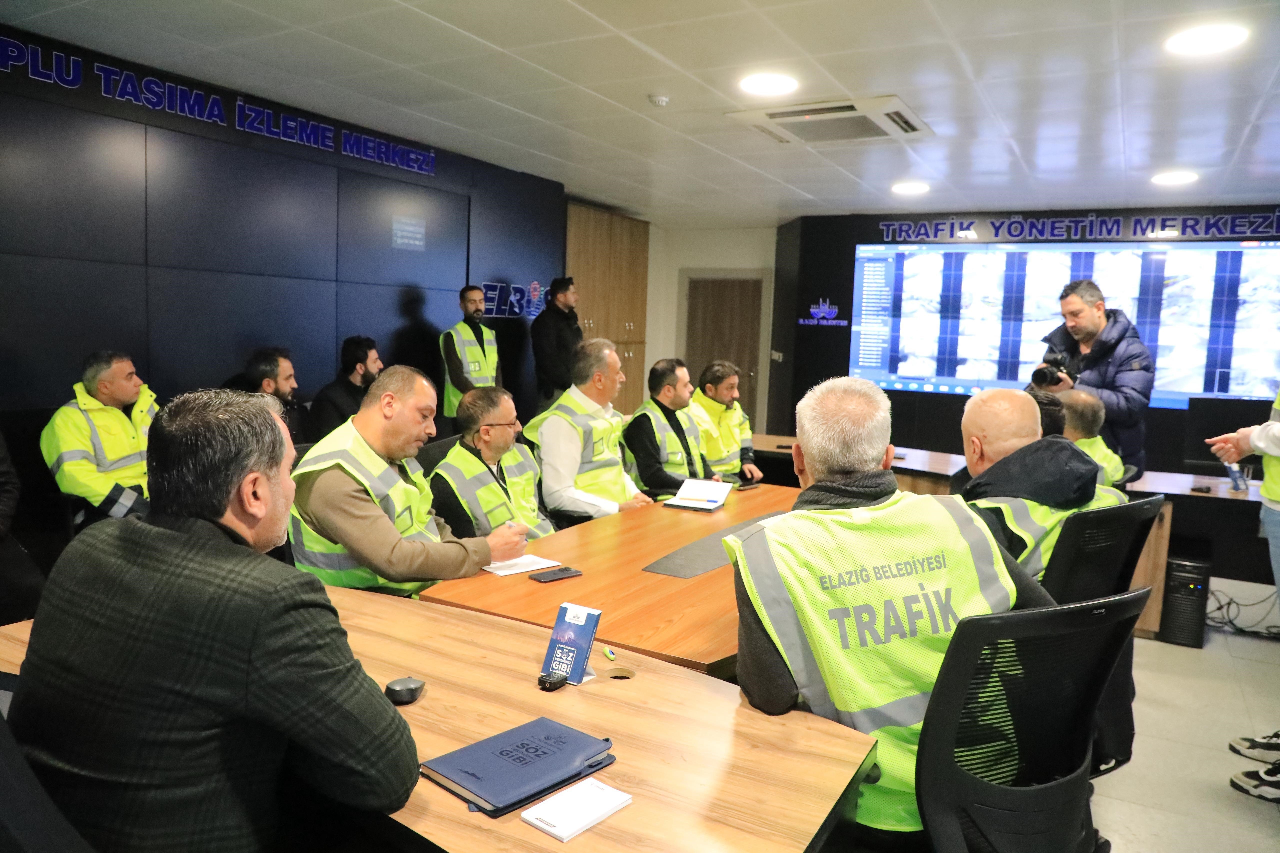 Elazığ’da karla mücadele çalışmaları sürüyor, Başkan Şerifoğulları sahada inceleme yaptı