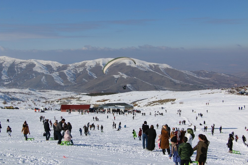 Elazığ’da kayak merkezi tatilcilerle doldu 