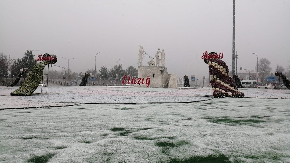 Elazığ’da kent merkezine mevsimin ilk karı yağdı 